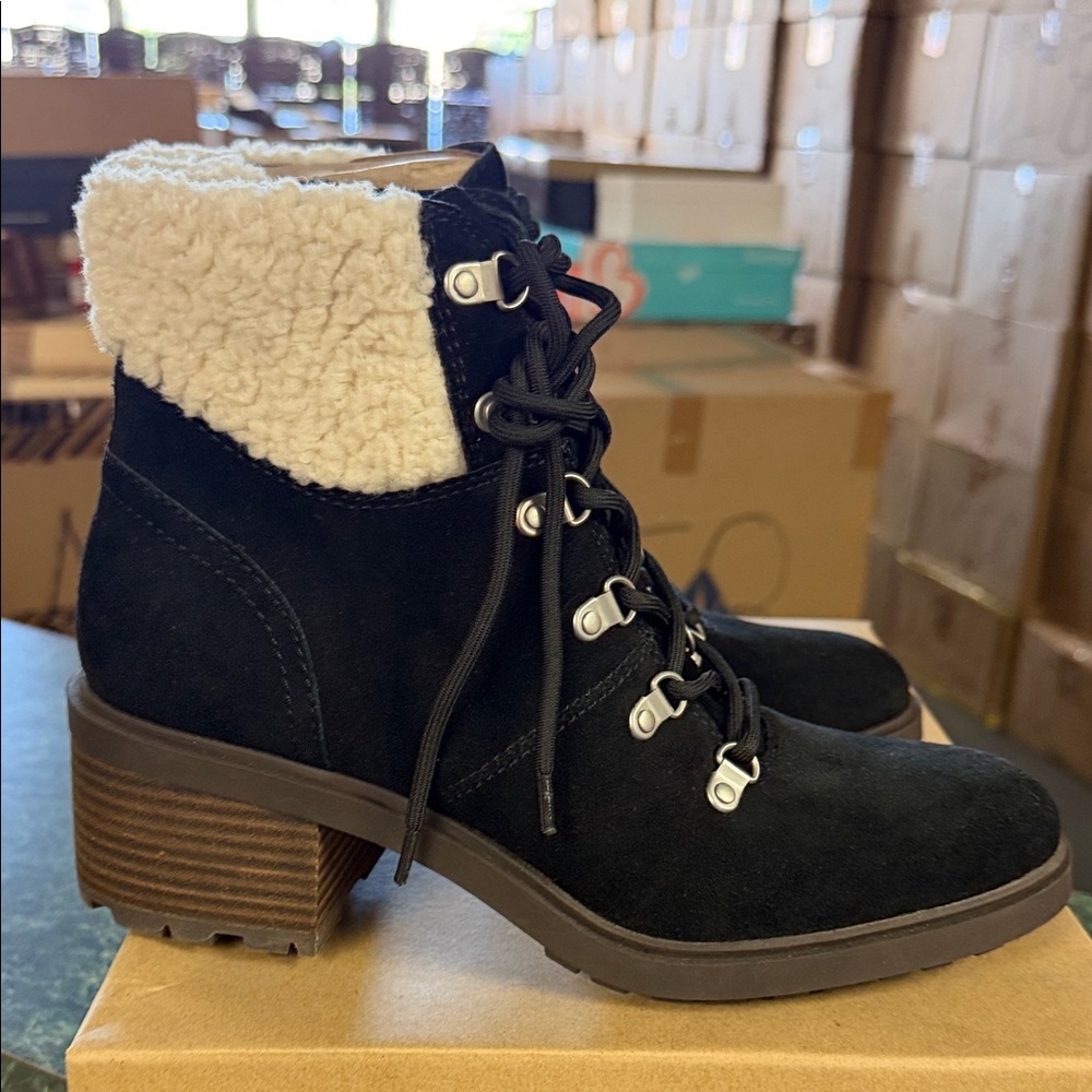 Lucky Brand Black Lace-Up Ankle Boots with Cream Sherpa Collar - Picture 4 of 4